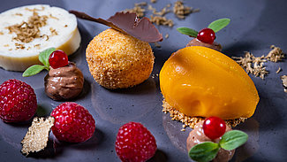 Dessertteller mit Mousse-Varianten und Früchten