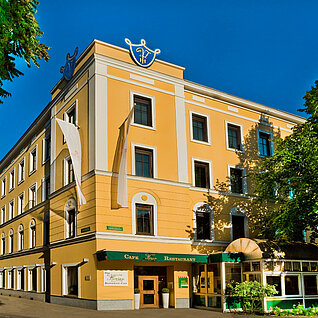 Parkhotel Außenansicht im Sommer