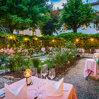 Romantischer Rosengarten am Abend