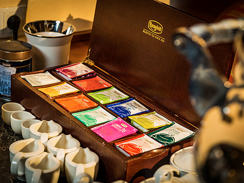 Teebar mit verschiedenen Teesorten