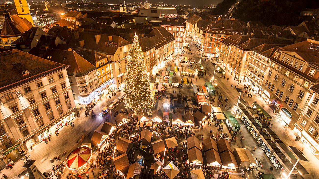 Sehenswürdigkeiten im Winter | Parkhotel Graz Blick über den Grazer Christkindlmarkt bei Nacht
