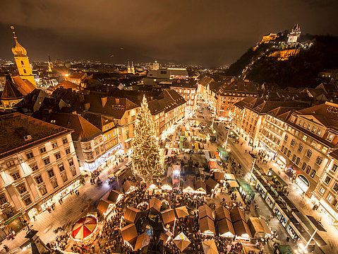 Blick über den Grazer Christkindlmarkt bei Nacht